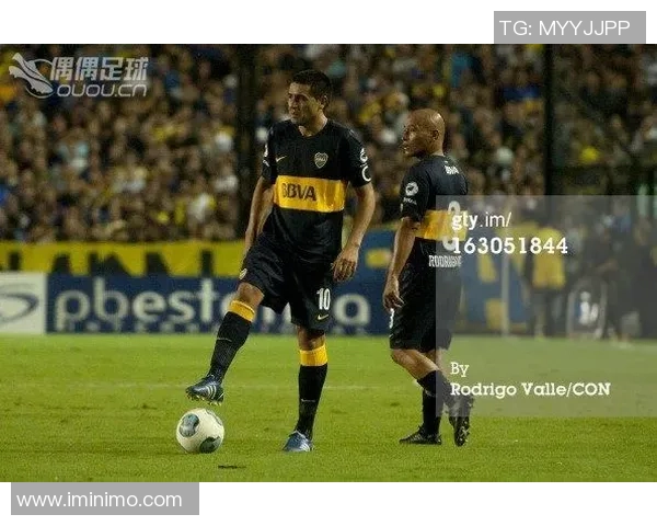 四位足球明星后卫的传奇故事与他们对比赛的影响力分析